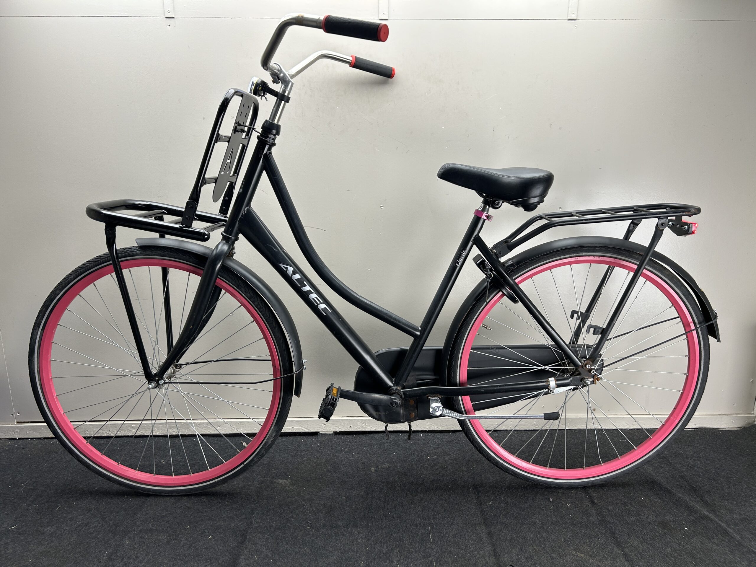 Tweedehands Omafiets Altec  28inch 52CM terugtraprem met voordrager - Afbeelding 2
