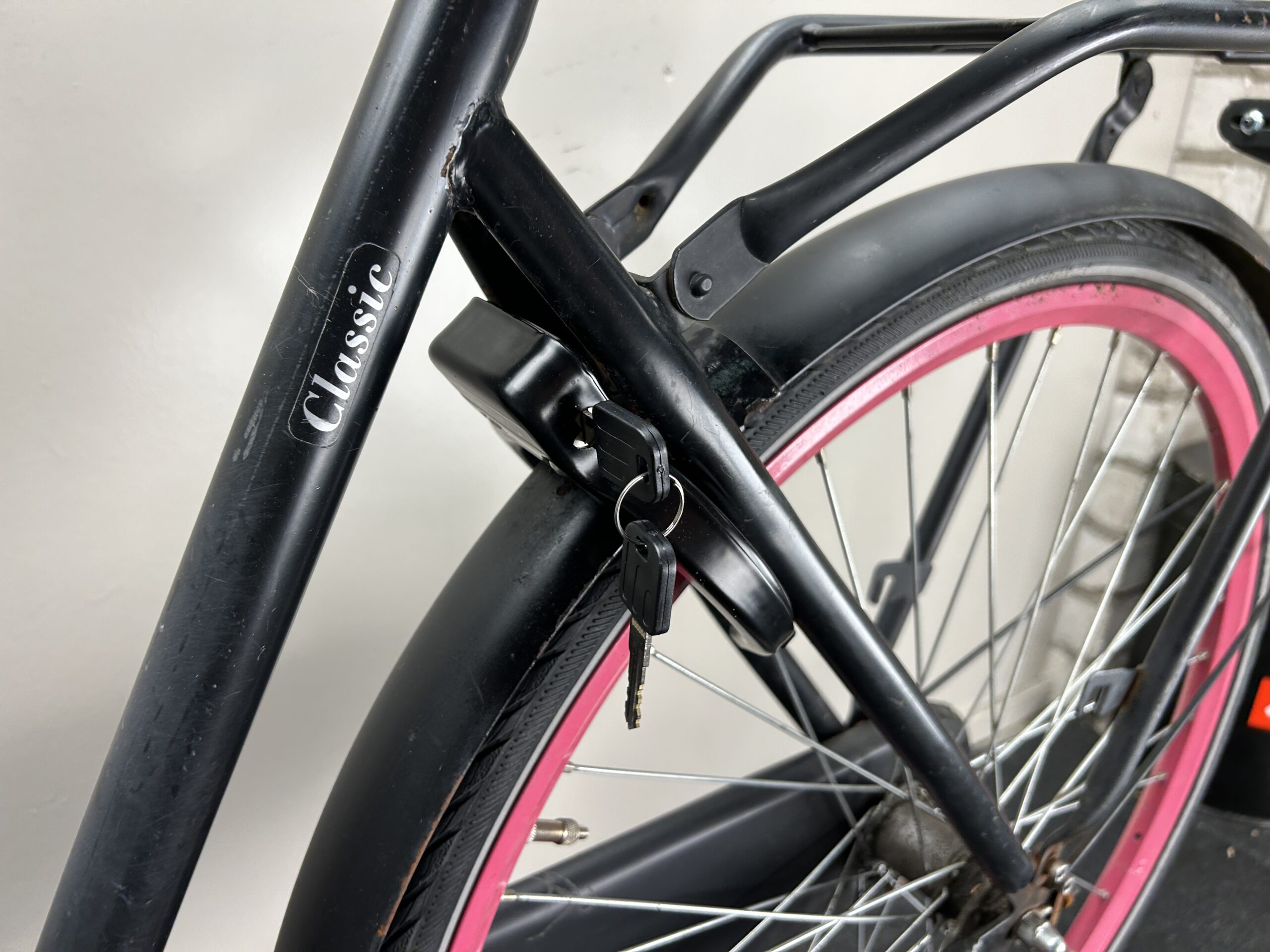 Tweedehands Omafiets Altec  28inch 52CM terugtraprem met voordrager - Afbeelding 5