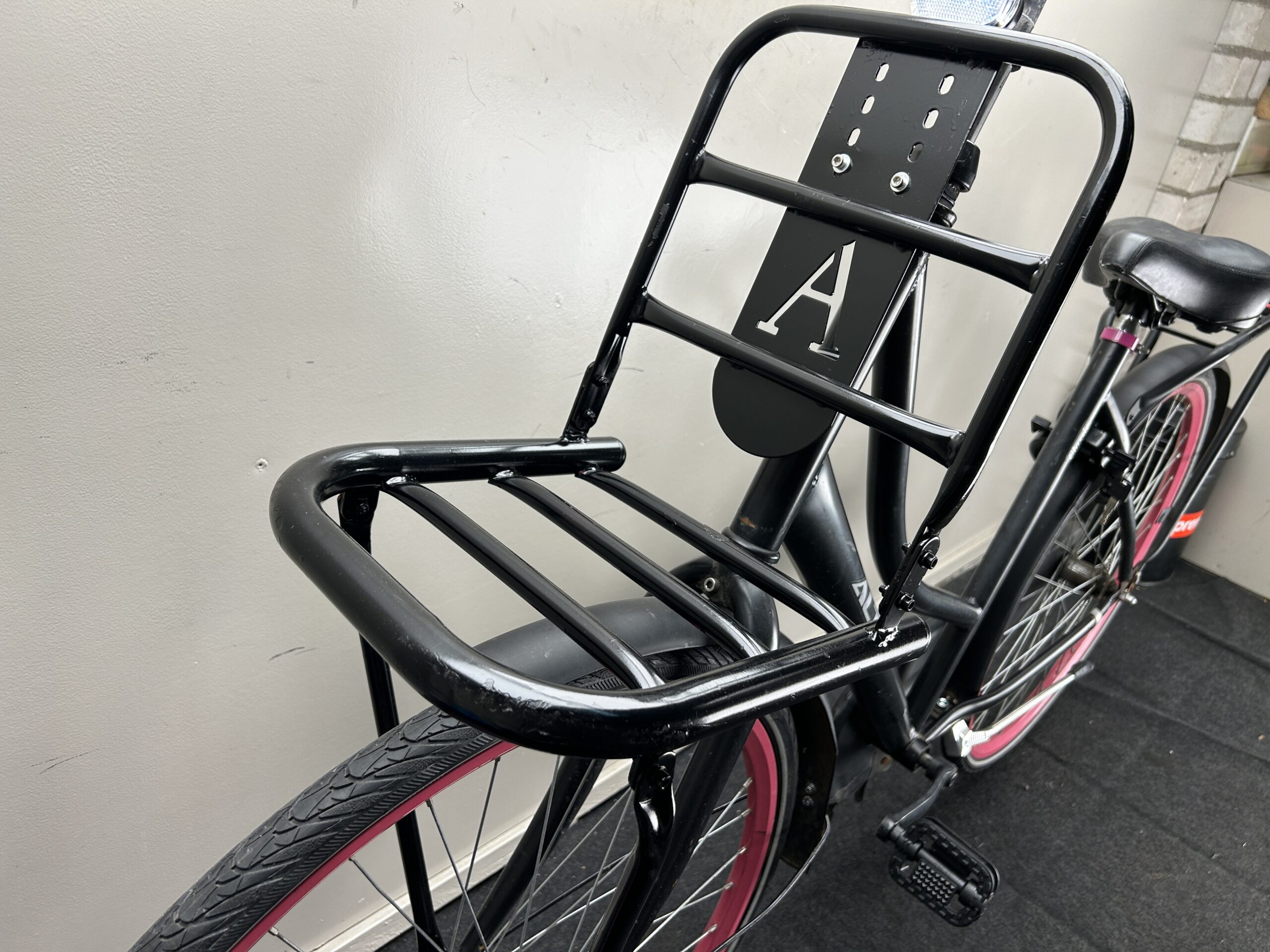 Tweedehands Omafiets Altec  28inch 52CM terugtraprem met voordrager - Afbeelding 4