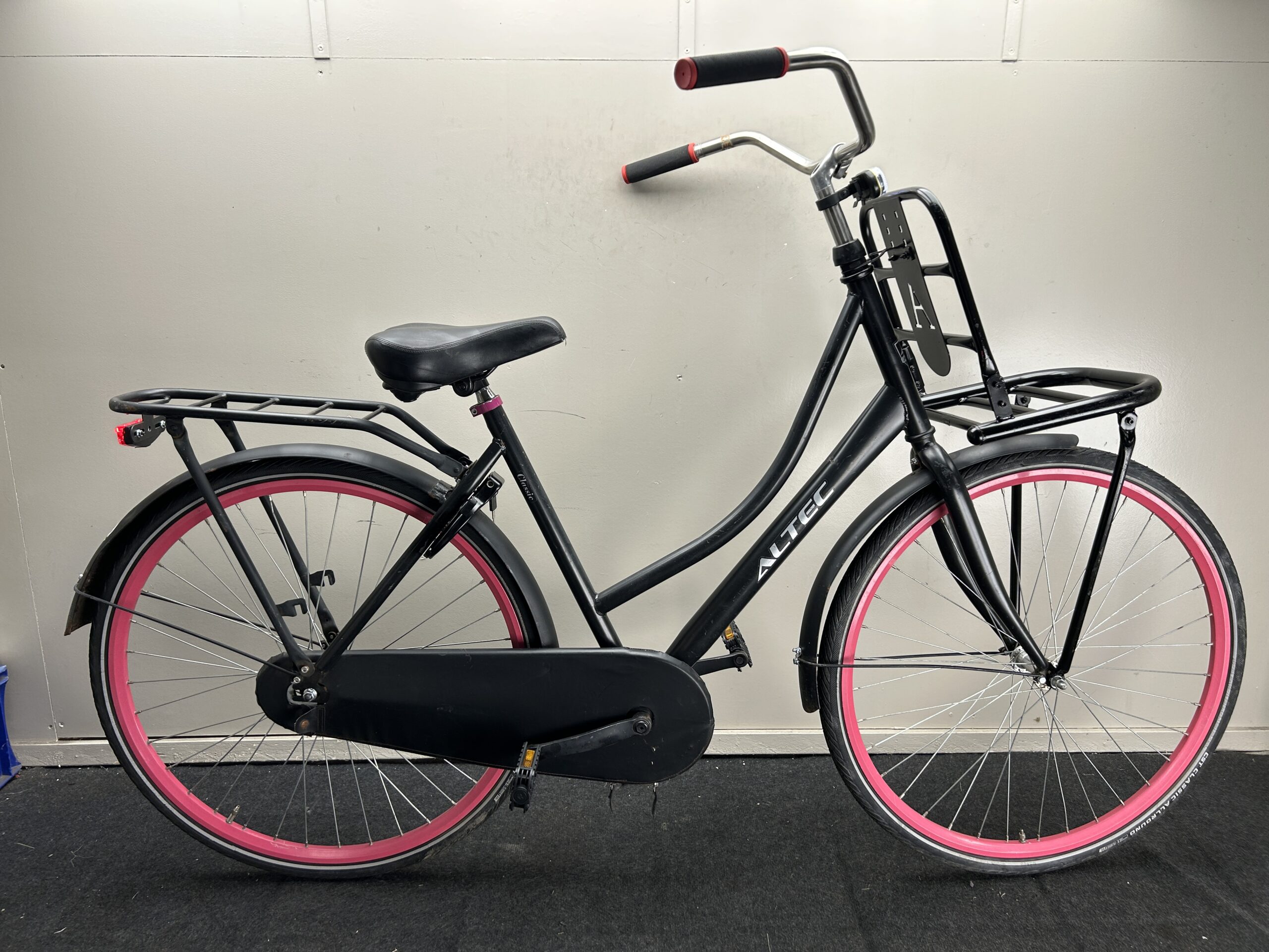Tweedehands Omafiets Altec  28inch 52CM terugtraprem met voordrager