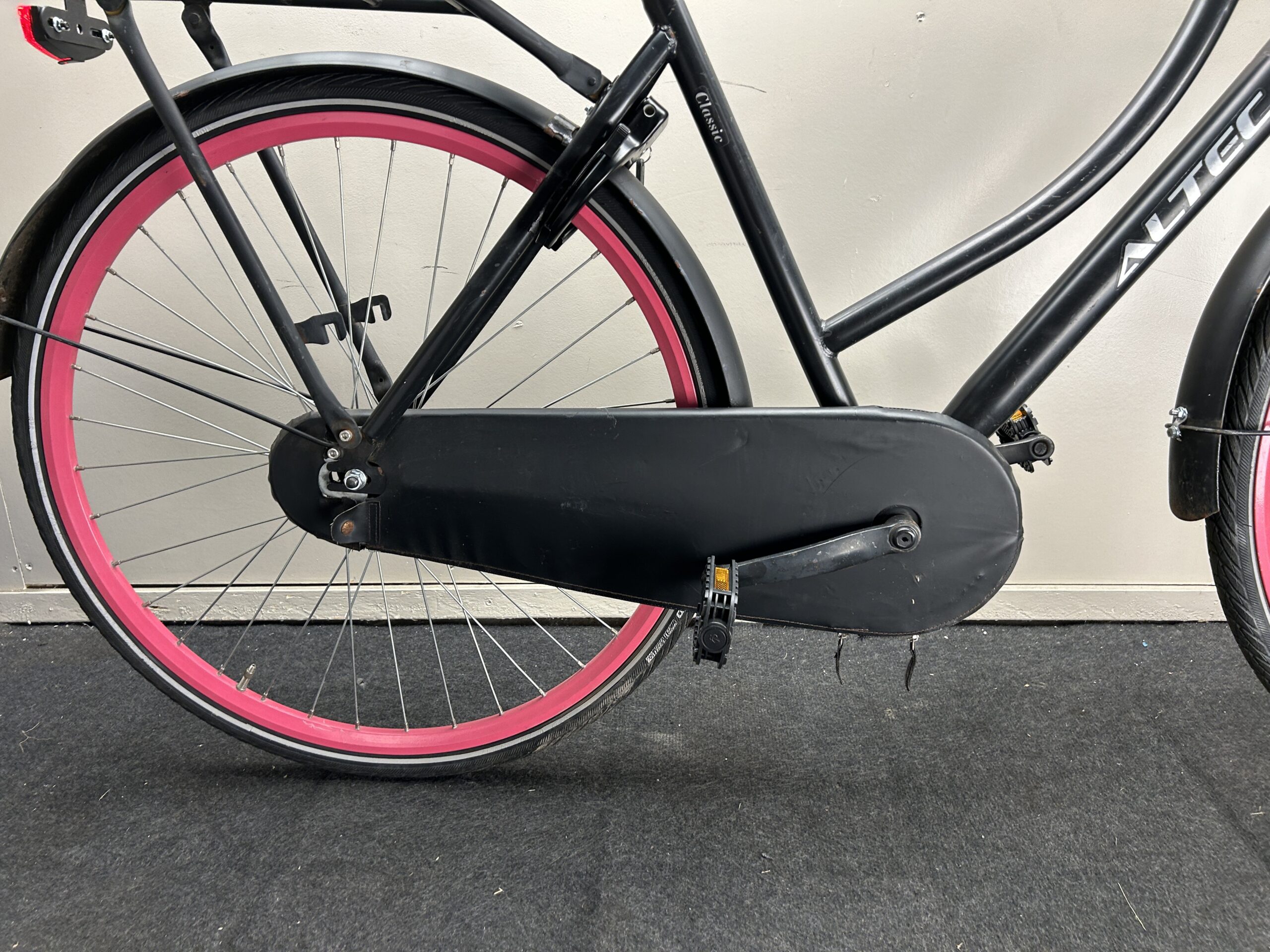 Tweedehands Omafiets Altec  28inch 52CM terugtraprem met voordrager - Afbeelding 3